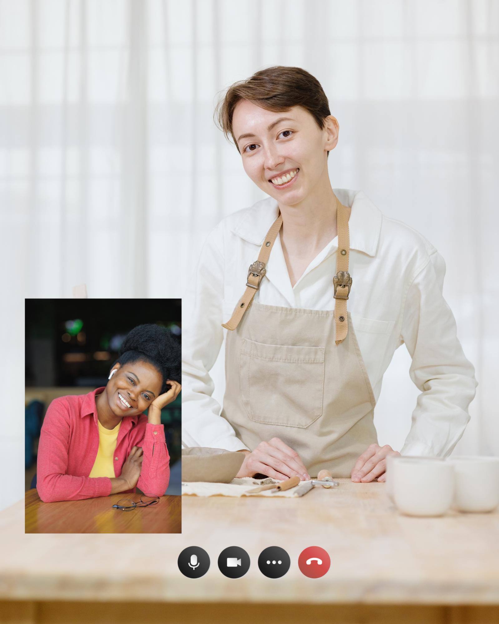 Chef che parla durante una consulenza online